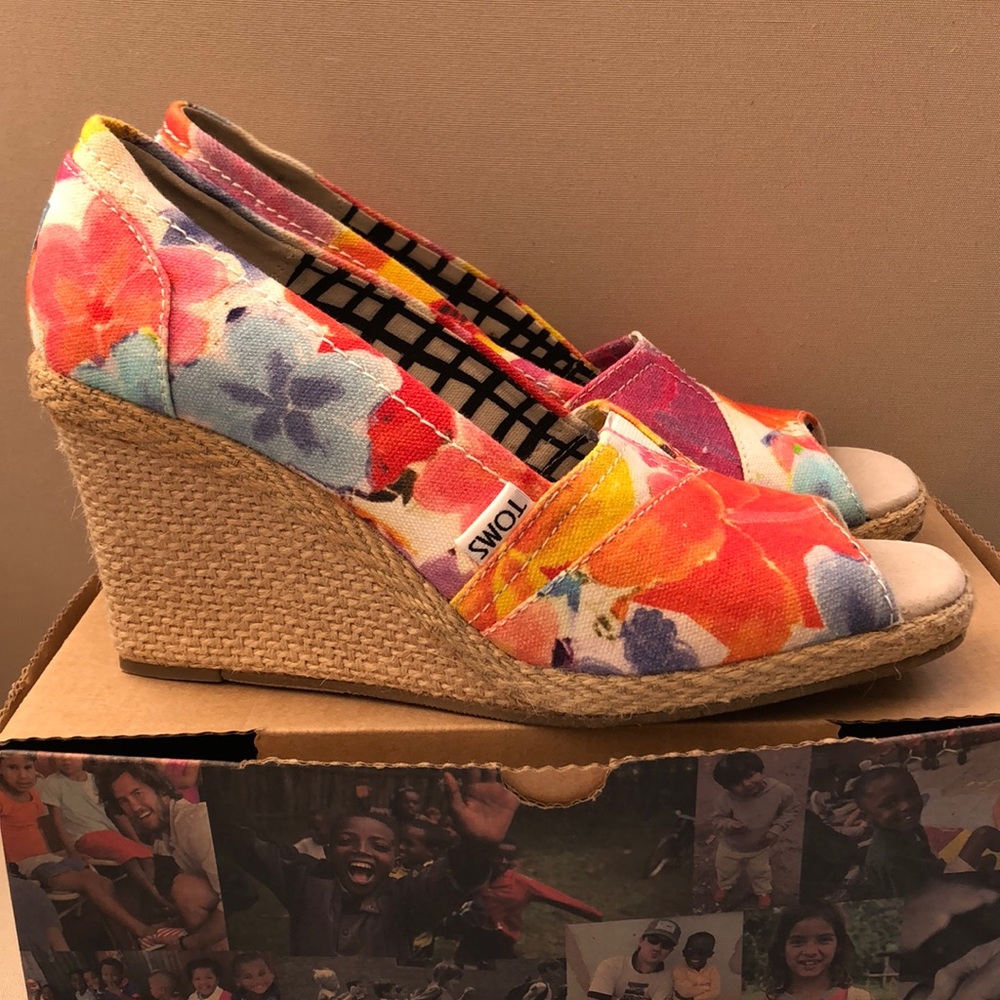 Tom’s Corbel Floral Wedge